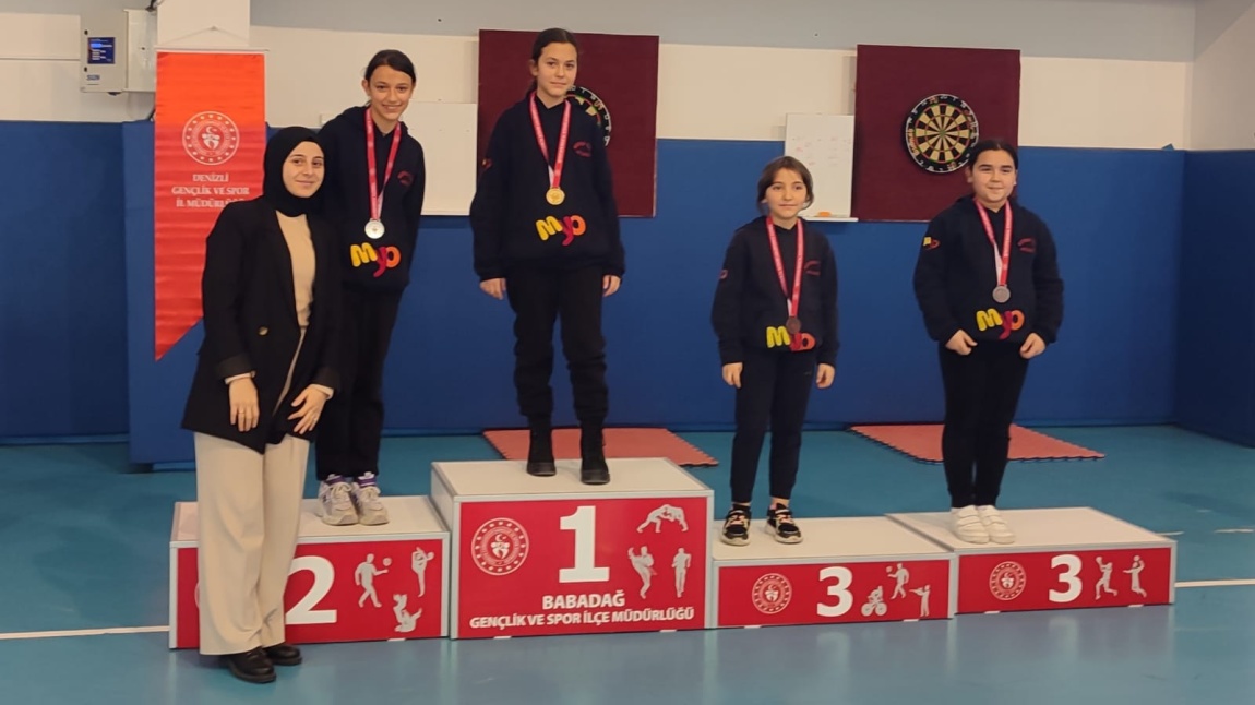 Okulumuz kız ve erkek takımları Dart Turnuvasında gösterdikleri başarılarından dolayı madalyalarını kazanmıştır. Öğrencilerimizi tebrik ediyoruz.